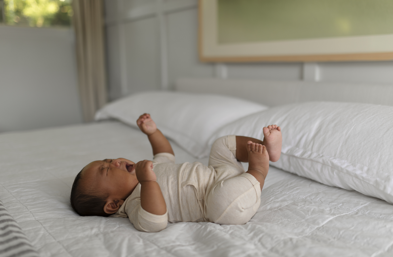 bayi ngemut jempol kaki, tumbuh kembang bayi, eksplorasi bayi, kebiasaan bayi normal, cara menjaga kebersihan bayi, Bunda, si Kecil